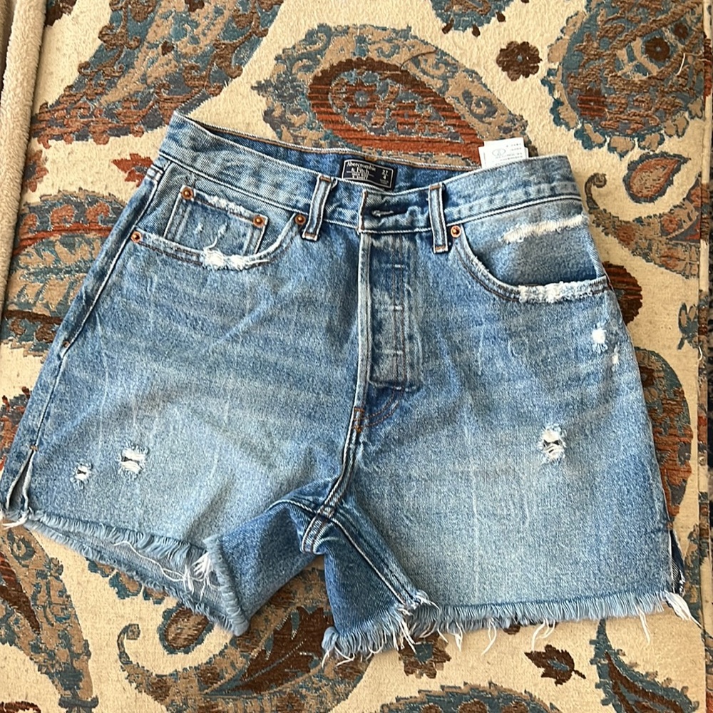 Abercrombie and Fitch High-rise 4” short